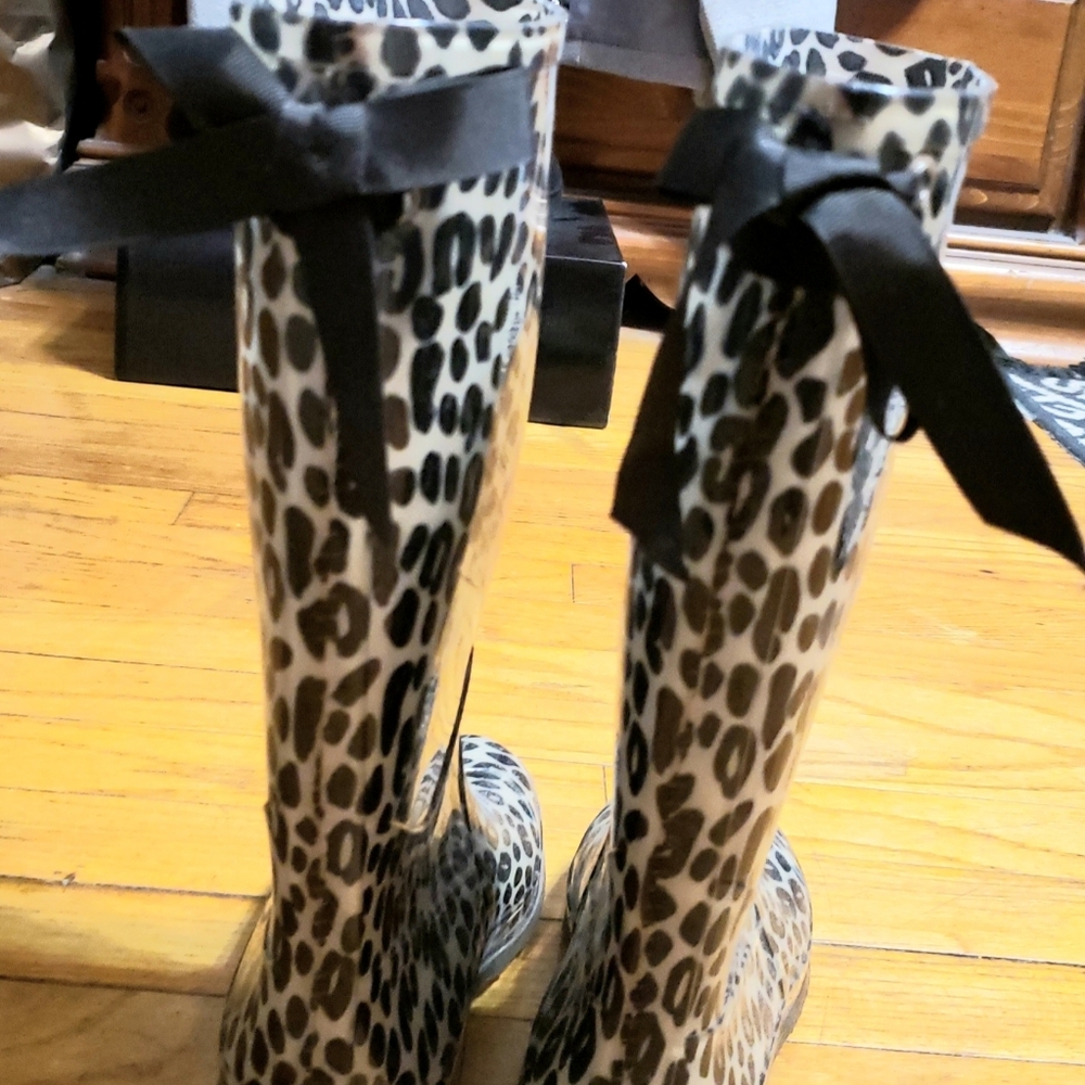 Girls leopard print rain boots